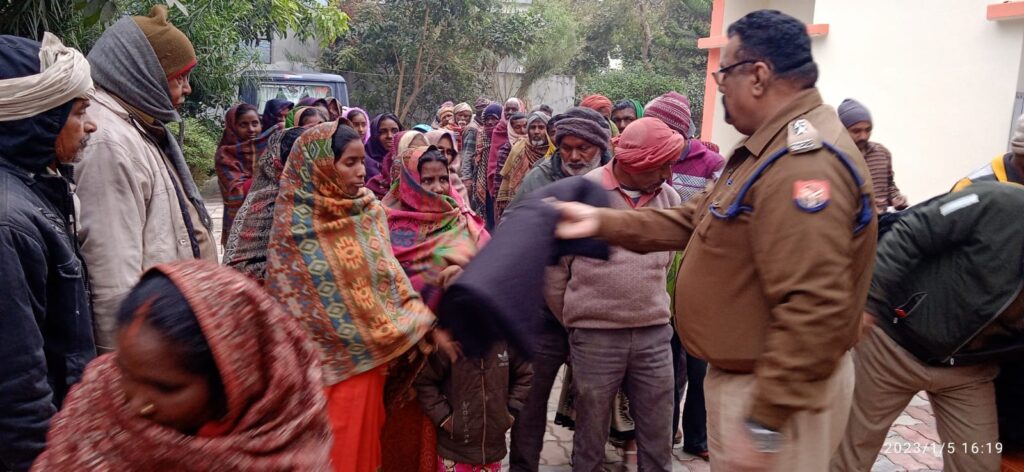 सर्दी से बचाने को सीओ ने 145 लोगों को बांटे कंबल