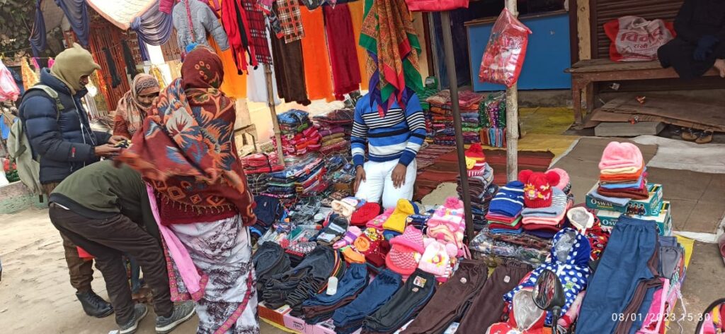 बढ़ी ठंड,गर्म कपड़ों के अस्थाई दुकानों पर ग्राहकों का जमवाड़ा