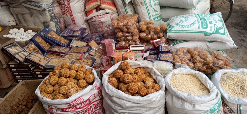 मकर संक्रांति को लेकर बाजारों में सजी दुकानें, पतंगबाजी का शौक दिखा कम