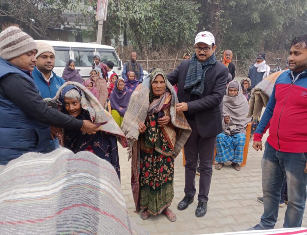 एसडीएम ने गरीब लोगों को वितरित किए कंबल