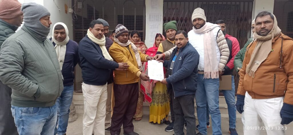 प्रधानों ने एनएमएमएस के विरोध में ब्लॉक मुख्यालय में किया प्रदर्शन