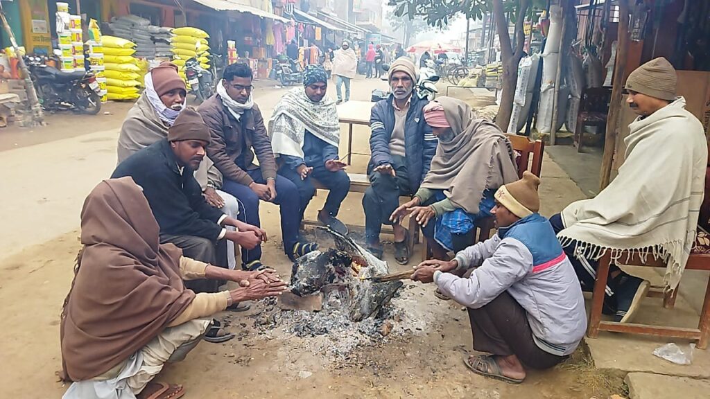 ठंड का सितम जारी,लोग परेशान, जनजीवन अस्त-व्यस्त