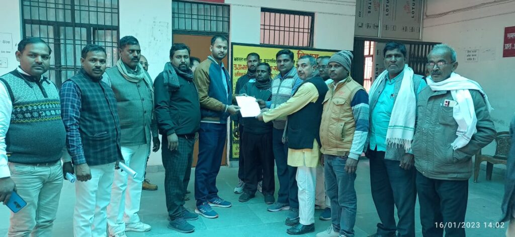 समस्याओं के निस्तारण के लिए प्रधानों ने किया प्रदर्शन