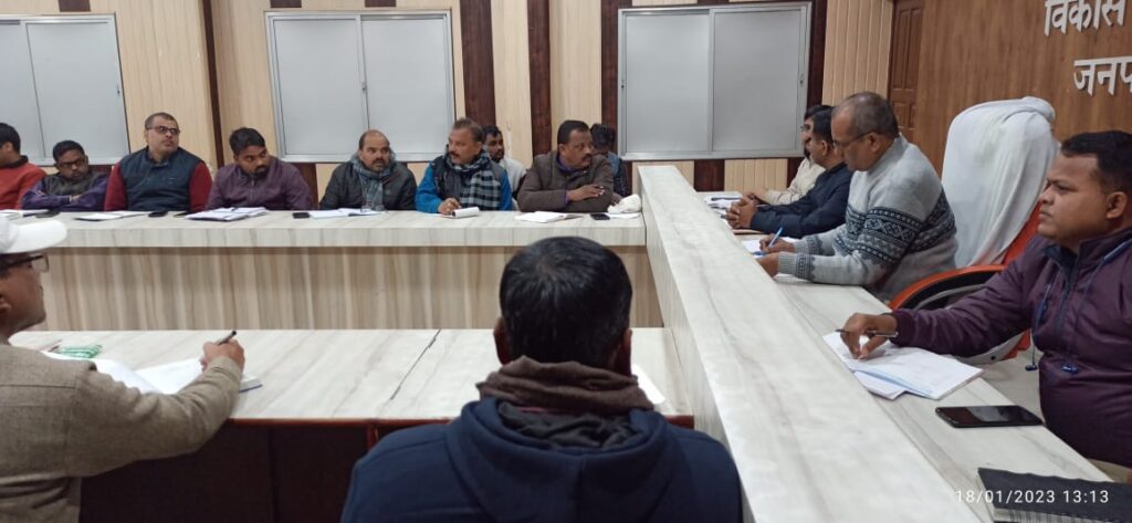 डीसी मनरेगा ने मनरेगा कर्मचारियों की समीक्षा बैठक, अनुपस्थित पाए जाने पर जारी की नोटिस