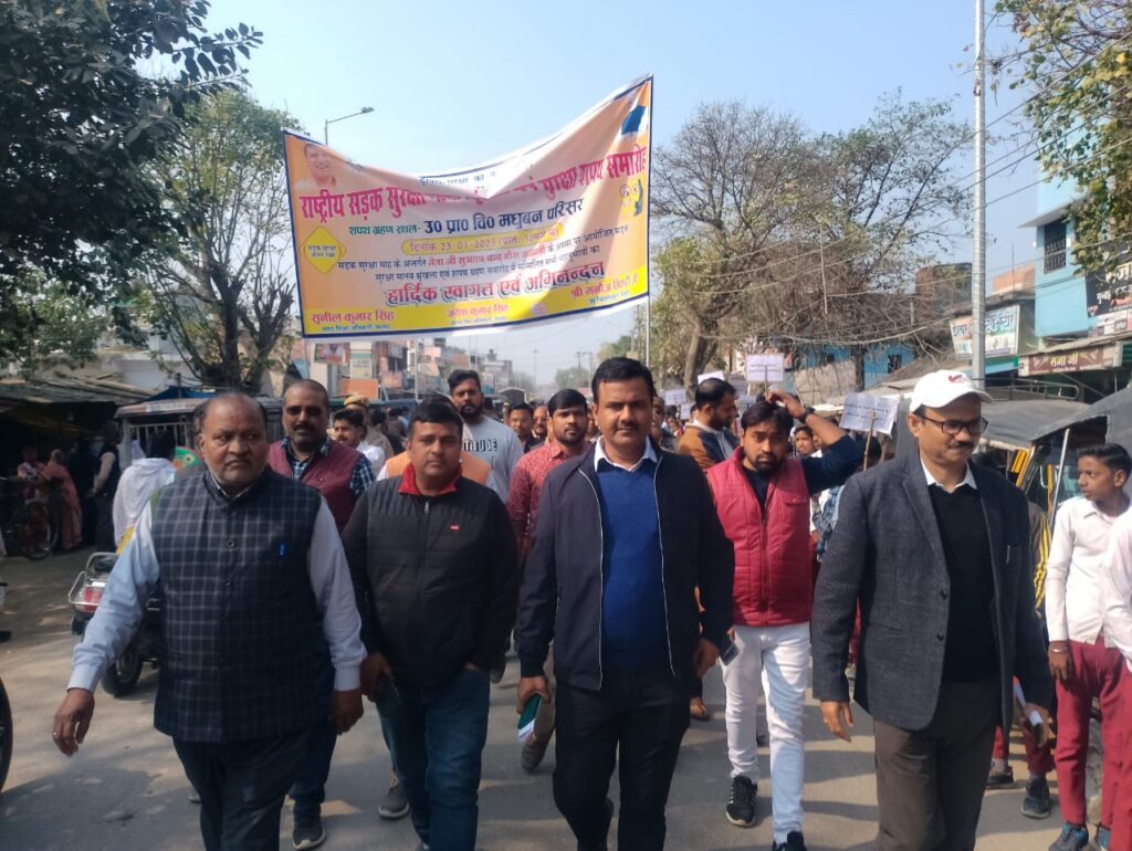 सड़क सुरक्षा जागरूकता के लिए छात्राओं ने निकाली रैली