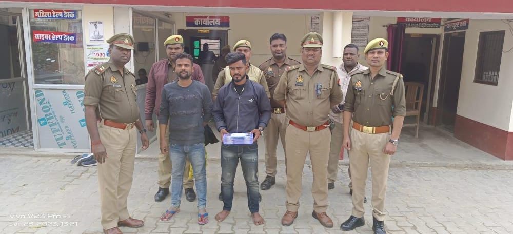 चिरैयाकोट क्षेत्रार्न्तगत गोली मारने मामले से सम्बन्धित 02 वांछित अभियुक्त गिरफ्तार, कब्जे से घटना में प्रयुक्त तमंचा व कारतूस बरामद