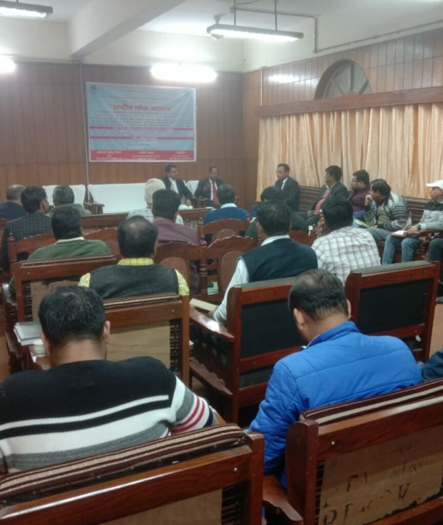 राष्ट्रीय लोक अदालत के सफल आयोजन हेतु प्री ट्रायल बैठक दीवानी न्यायालय मऊ के सभागार में जनपद न्यायाधीश श्री रामेश्वर की अध्यक्षता में सम्पन्न