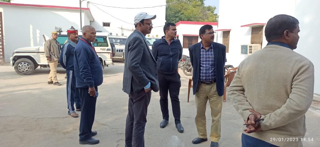 सेक्टर मजिस्ट्रेट व एसडीएम ने एमएलसी चुनाव को लेकर फतेहपुर मंडाव बूथ का किया निरीक्षण