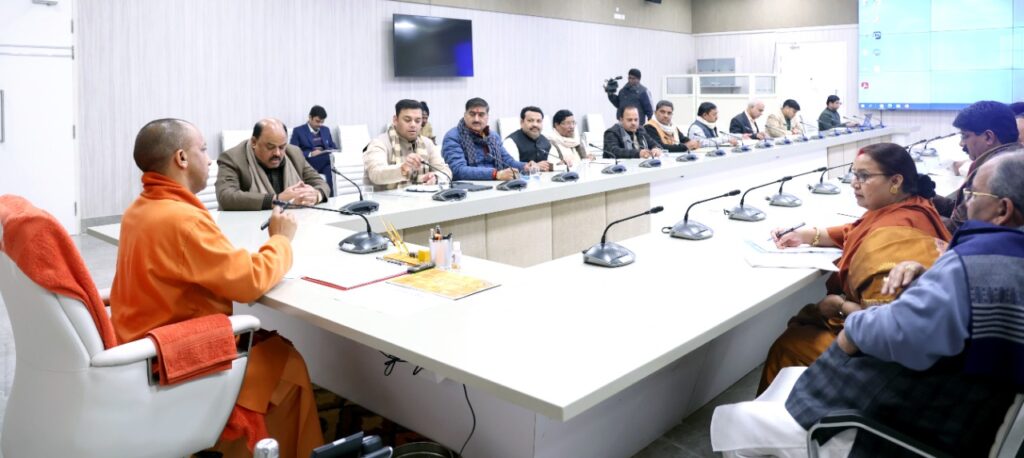 Chief Minister reviews development works of Agra, Saharanpur, Azamgarh, Jhansi and Moradabad divisions with public representatives