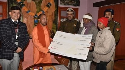 दिवंगत होमगार्ड्स जवान के परिजन को सीएम ने सौंपा 34 लाख का चेक