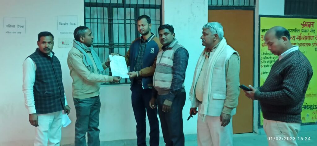 न्याय पंचायत परिसीमन समस्या को लेकर प्रधानों ने नायब तहसीलदार को सौंपा ज्ञापन