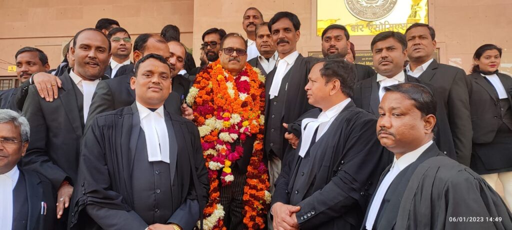 <em>आनंद मणि त्रिपाठी बने अवध बार एसोसिएशन के अध्यक्ष</em>