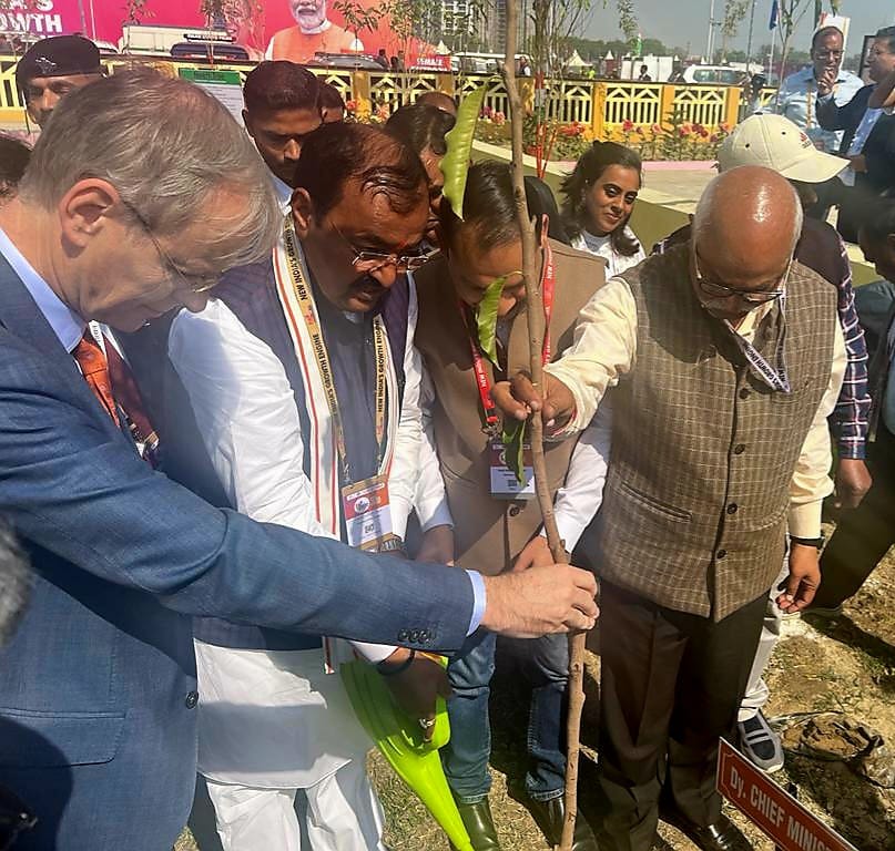 पौधरोपण कर पर्यावरण के प्रति किया जागरूक