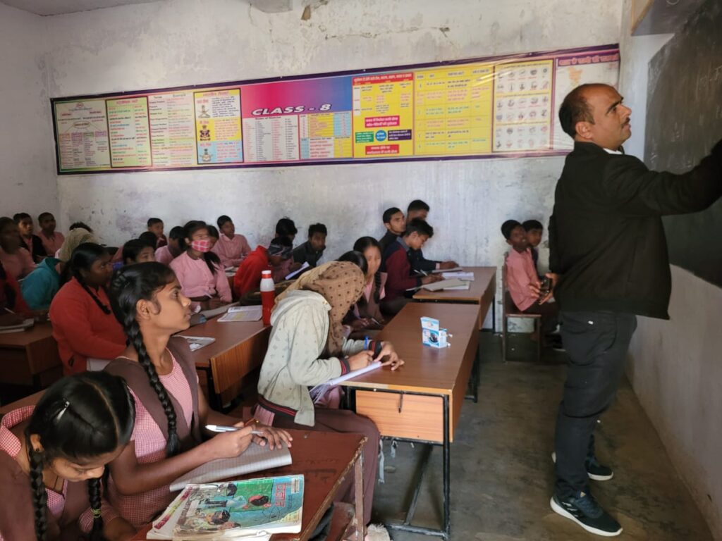 खंड शिक्षा अधिकारी ने विद्यालयों का किया औचक निरीक्षण,अध्यापकों में मचा हड़कंप