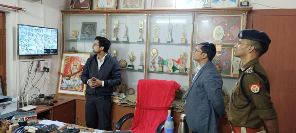 जिलाधिकारी ने पुलिस अधीक्षक के साथ कई परीक्षा केंद्रों का किया निरीक्षण