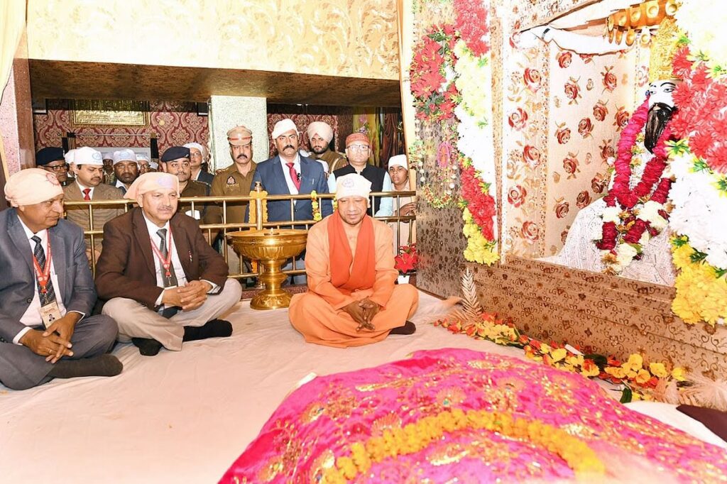 मुख्यमंत्री ने संत शिरोमणि सद्गुरू रविदास के दरबार में टेका मत्था