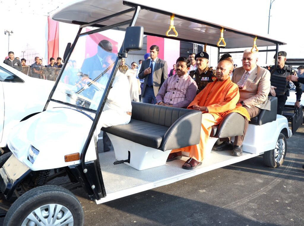 सीएम योगी ने किया यूपीजीआईएस के आयोजन स्थल का निरीक्षण