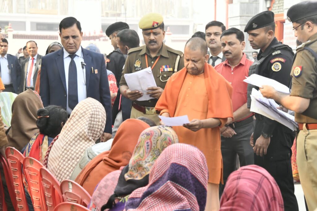 अधिकारी दें ध्यान, लोग न हों परेशान : सीएम योगी