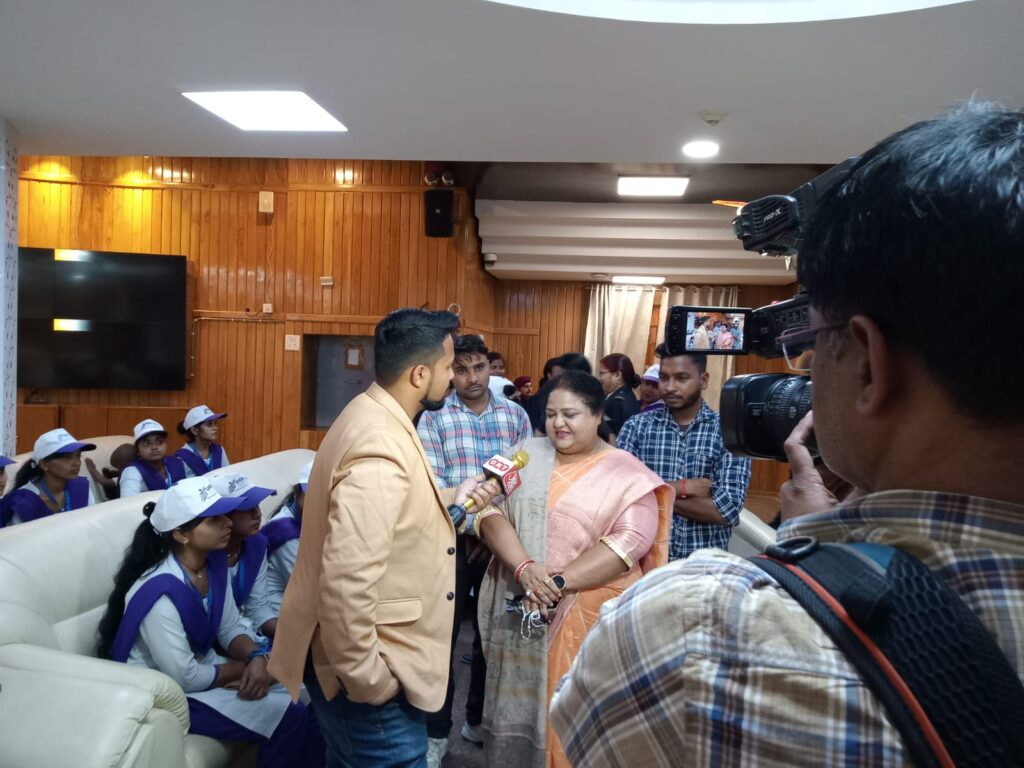 जनपद बहराईच से 91 छात्राओं को विधानसभा देखने का मिला मौका