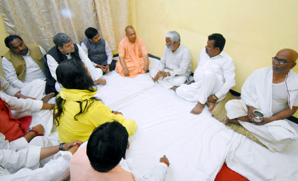 <strong>जल शक्ति मंत्री के पैतृक आवास पहुंचकर उनकी दिवंगत माता के चित्र पर पुष्प अर्पित कर श्रद्धांजलि अर्पित की</strong>