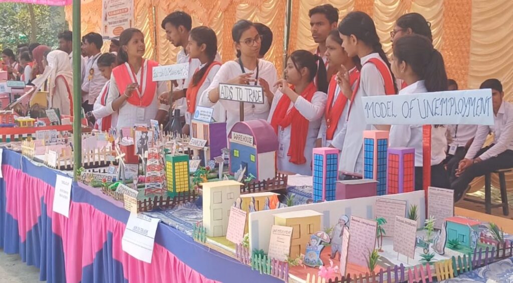 छात्र-छात्राओं ने विज्ञान प्रदर्शनी में दिखाया जलवा,लोगों का मोहा मन