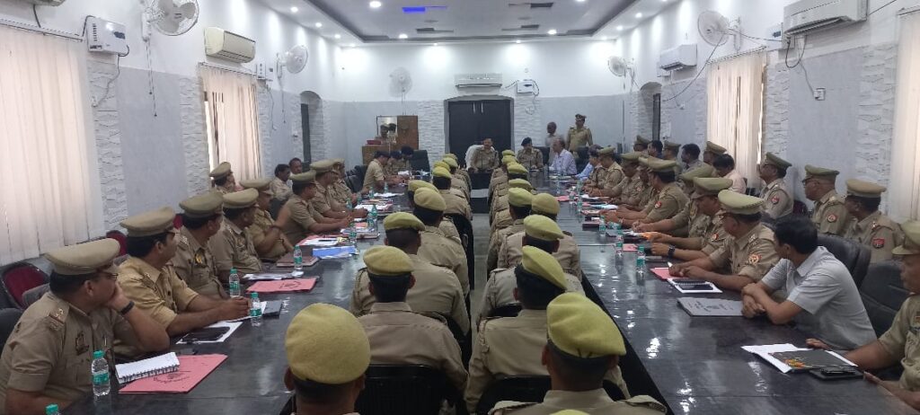 <em>पुलिस अधीक्षक हरदोई द्वारा की गयी मासिक अपराध गोष्ठी, गोष्ठी में अपराधों की समीक्षा</em>