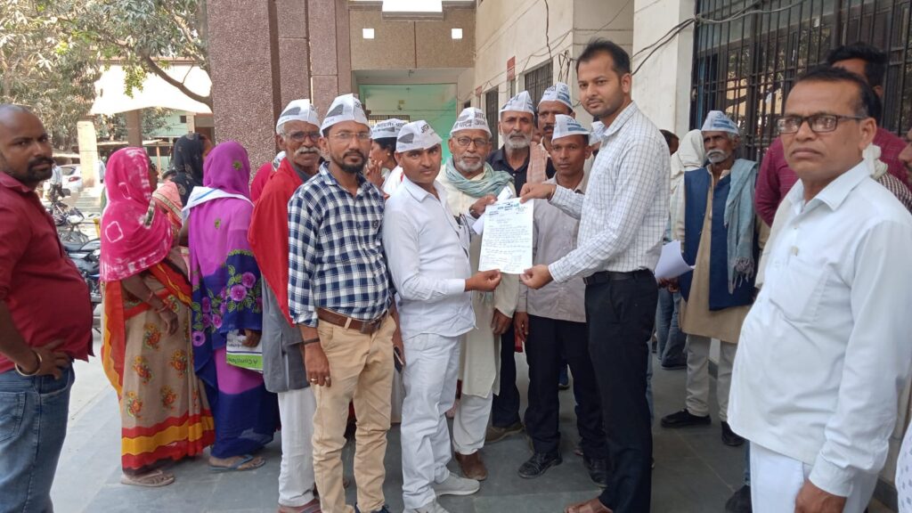 आम आदमी पार्टी कार्यकर्ताओं ने नायब तहसीलदार को 4 सूत्रीय मांगों को लेकर सौंपा ज्ञापन