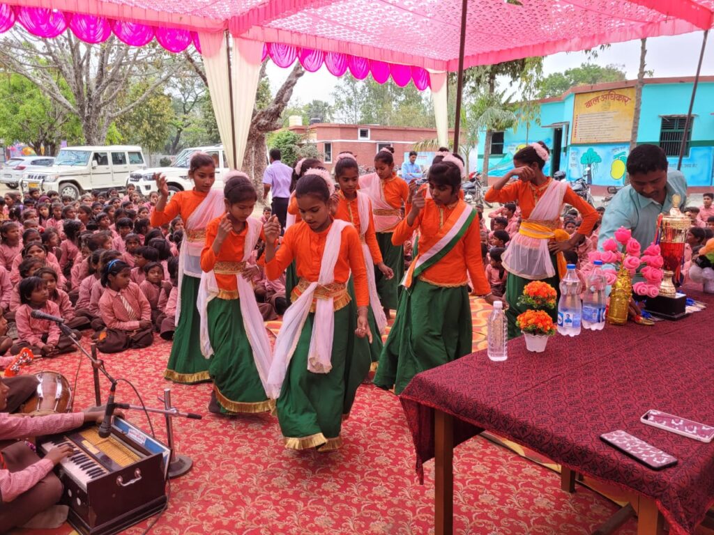 बेसिक शिक्षा अधिकारी ने कोलोकेटेड आंगनबाड़ी केंद्र व स्मार्ट लाइब्रेरी कक्ष का किया उद्घाटन