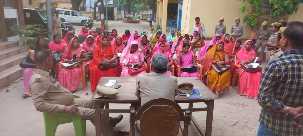 थानाध्यक्ष ने महिलाओं को अधिकार के प्रति किया जागरूक