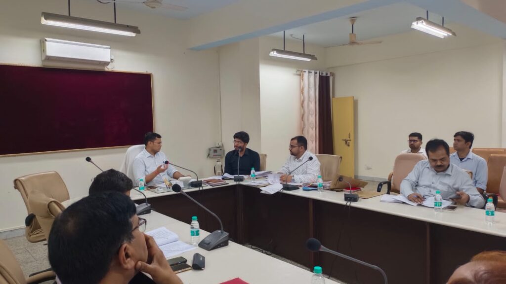 जिलाधिकारी की अध्यकता में प्रधानमंत्री आदर्श ग्राम योजना के जनपद स्तरीय समिति की बैठक संपन्न ,