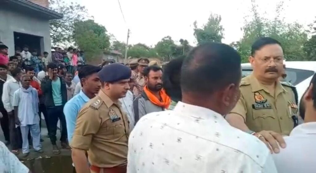 <em>अधिवक्ता और प्रधान के भतीजे पर किया पेंचकस और बांके से हमला, दिनदहाड़े हुई हत्या से इलाके में दहशत</em>