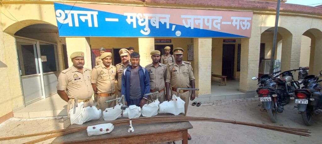 एक शातिर अभियुक्त गिरफ्तार, कब्जे से चोरी का 05 अदद विद्युत मोटर, सरिया, घण्टी, साइकिल का ट्यूब व एक मोटरसाइकिल बरामद