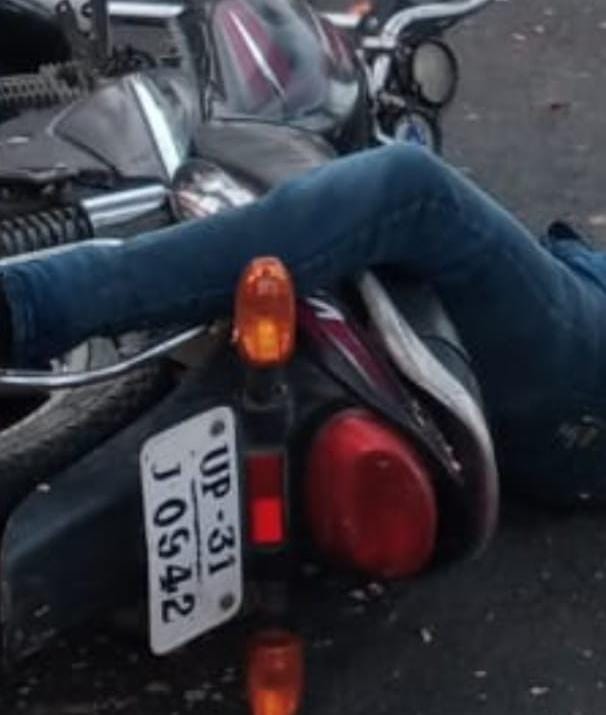 <em>हरदोई पिहानी कोतवाली क्षेत्र के कुईया गांव के निकट गन्ने भरे ट्रक ने ली एक ओर बाइक चालक की जान</em>