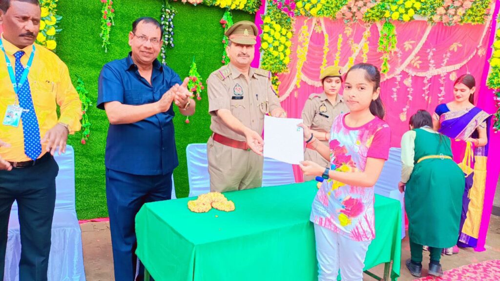 वसुंधरा कॉन्वेंट विद्यालय में अध्यापक अभिभावक सम्मेलन के साथ अंक पत्र हुआ वितरण