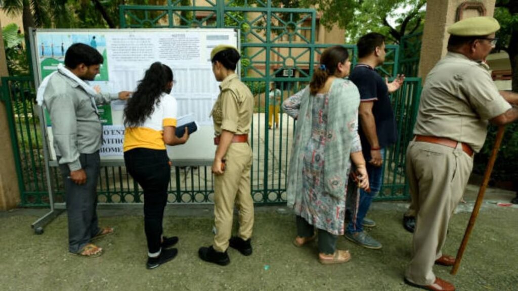बोर्ड परीक्षा को नकलविहीन संपन्न कराने के बाद अब योगी सरकार ने त्रुटिरहित मूल्यांकन का रखा लक्ष्य 