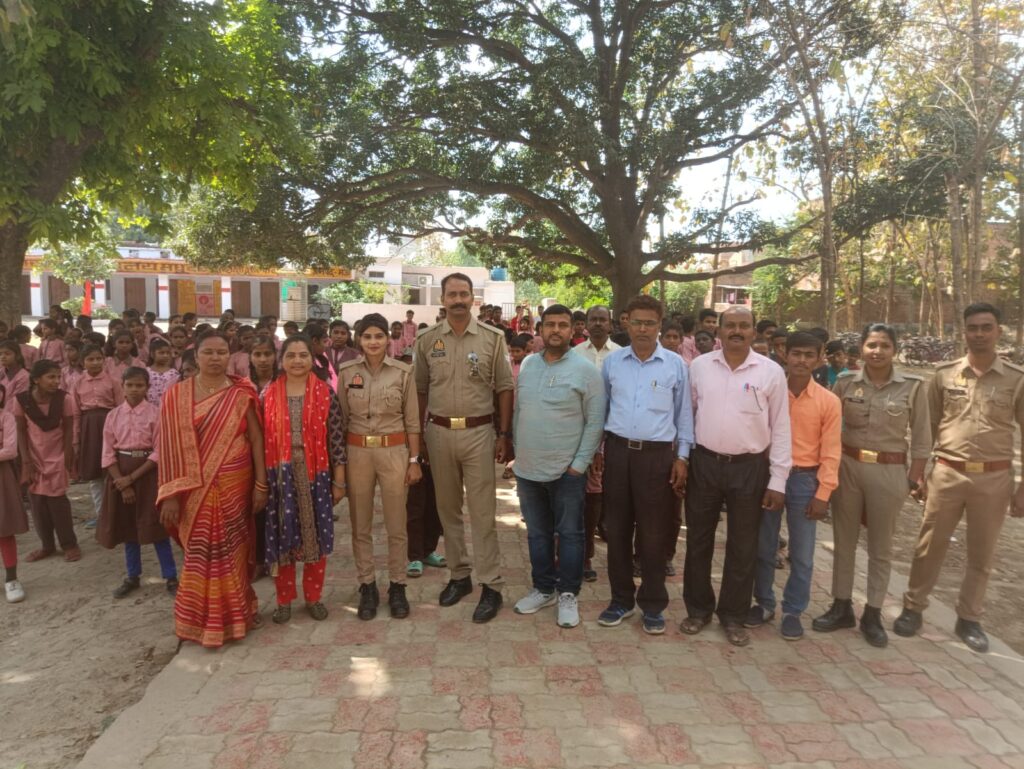 एंटी रोमियो टीम ने चलाया चेकिंग अभियान,महिलाओं को किया गया जागरूक