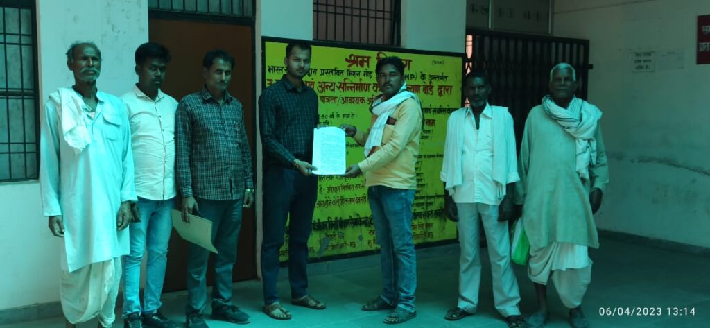 ग्रामीणों ने ग्रामसभा की भूमि पट्टा न करने के संबंध में नायब तहसीलदार को सौंपा ज्ञापन