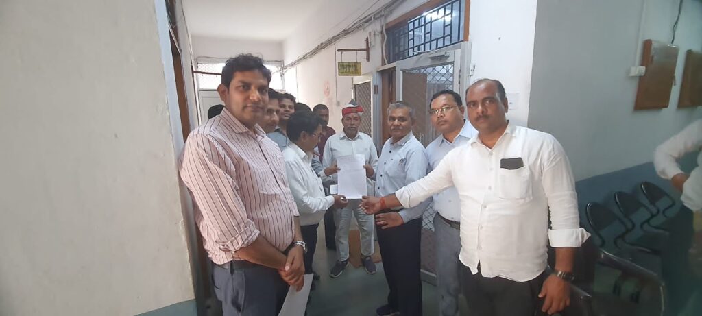 खंड शिक्षा अधिकारी संघ ने अपनी मांगों को लेकर न्यायिक मजिस्ट्रेट को सौंपा ज्ञापन