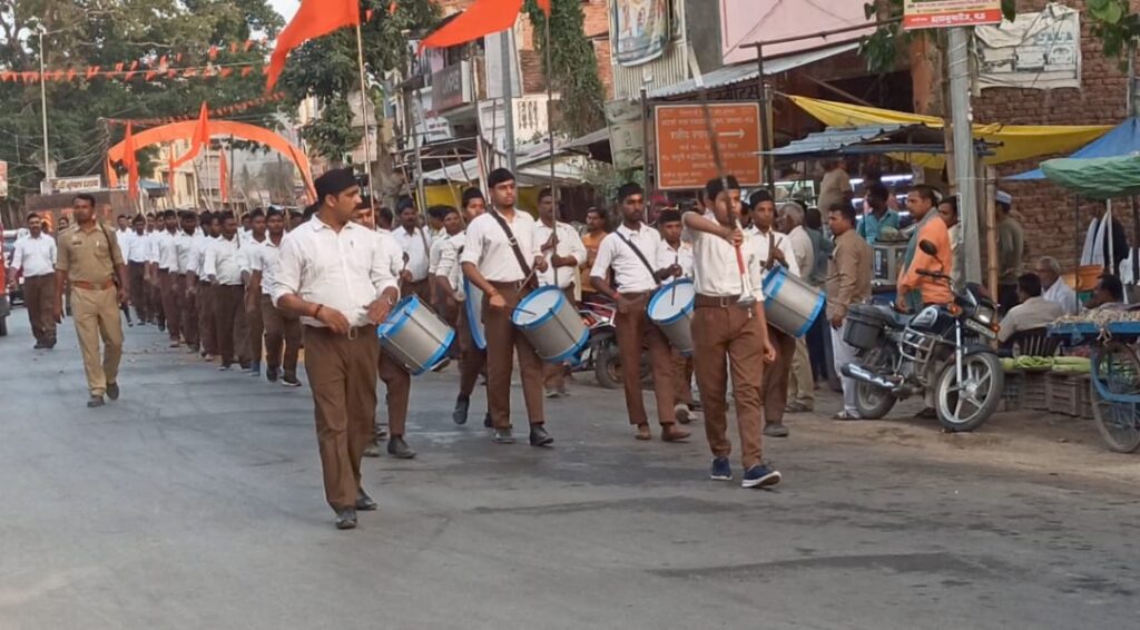 आरएसएस ने निकाला पथ संचलन,जगह-जगह हुआ भव्य स्वागत