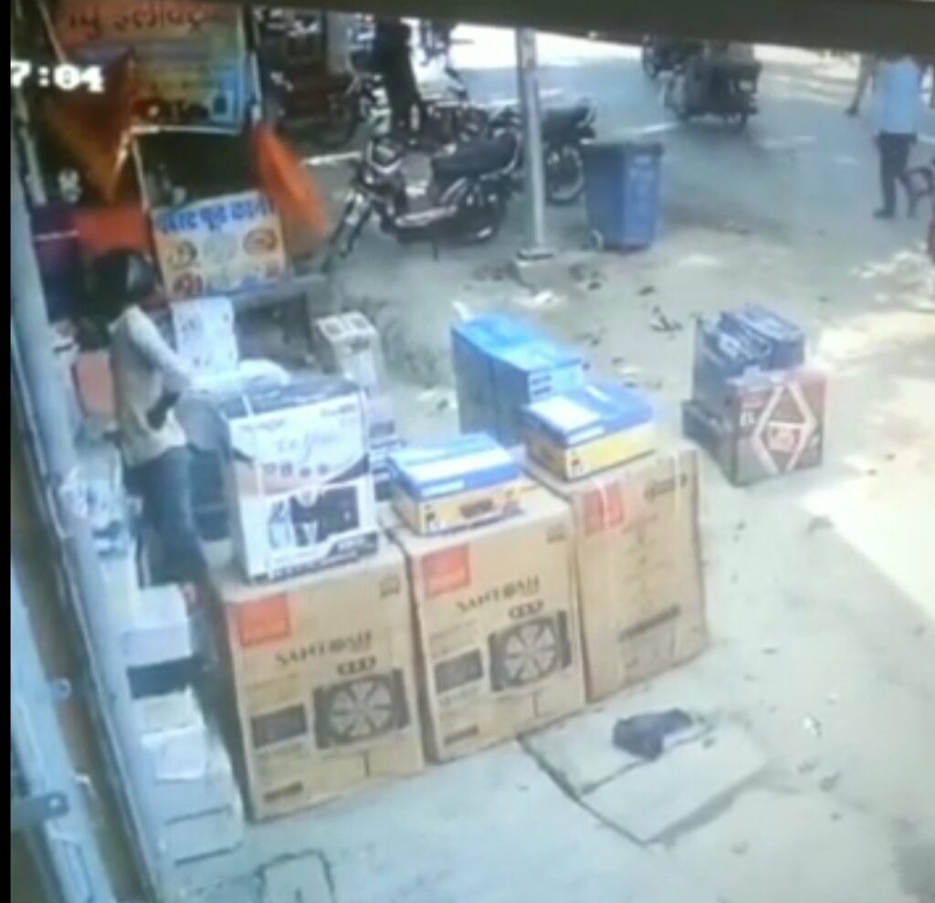 A cunning thief arrived to rob the shop and fled with an Android mobile, CCTV footage captured