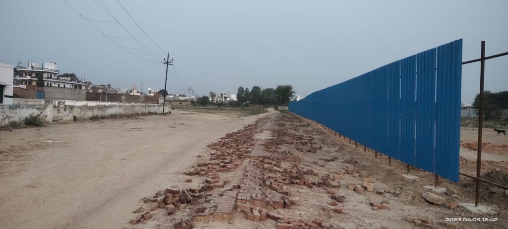 Nagar Nigam employees dump garbage in Lucknow village community, residents demand immediate action