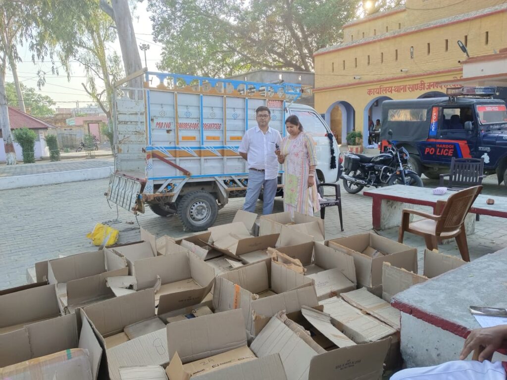 <em>हरदोई थाना सांडी पुलिस द्वारा 6300 बोतल 100 एम एल बोतल पेंस डील कुल कीमत 12,85240 रुपए अवैध दवा व एक अदद पिंकअब बरामद कर अभियुक्त पिकअप डाला चालक को किया गिरफ्तार</em>