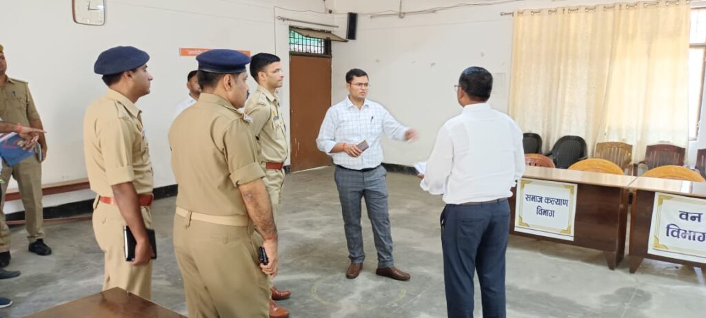 जिलाधिकारी ने तहसील मोहम्मदाबाद गोहना एवं सदर के निर्धारित मतगणना एवं पार्टी रवानगी स्थलों सहित नामांकन कक्षों का किया निरीक्षण
