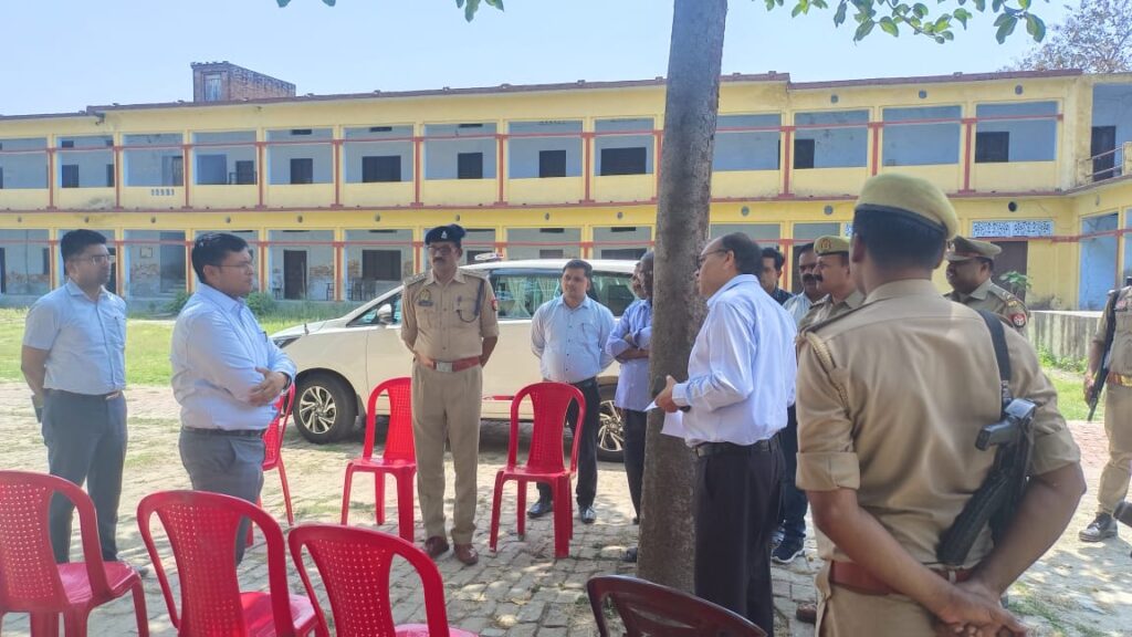 डीएम ने तहसील घोसी औऱ मधुबन के अंतर्गत आने वाली नगर पंचायतों के चुनाव हेतु निर्धारित स्थलों का किया निरीक्षण