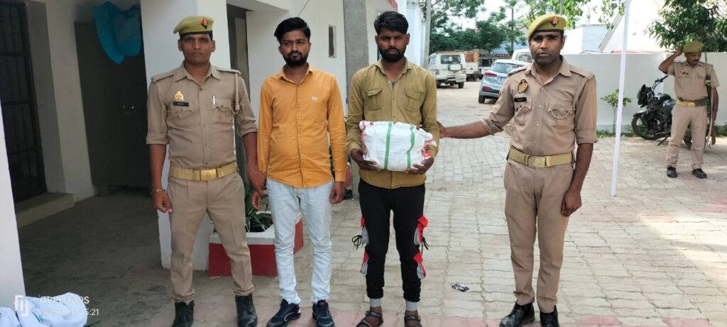 <em>हरदोई कोतवाली शहर पुलिस द्वारा 4 अभियुक्तों को गिरफ्तार कर उनके कब्जे से 14 किलो 2 50 ग्राम गांजा व एक मोटरसाइकिल व एक स्विफ्ट डिजायर कार बरामद की गई</em>