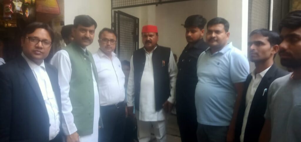 जिला अध्यक्ष सपा ने अधिवक्ता गणों से किया संपर्क