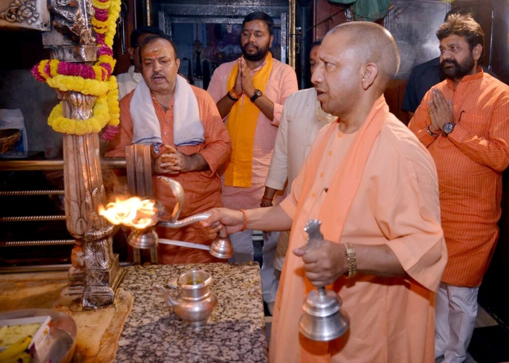 <strong>सीएम योगी पहुंचे विश्वनाथ दरबार, निकाय चुनाव में जीत की कामना के साथ टेका मत्था&nbsp;</strong>