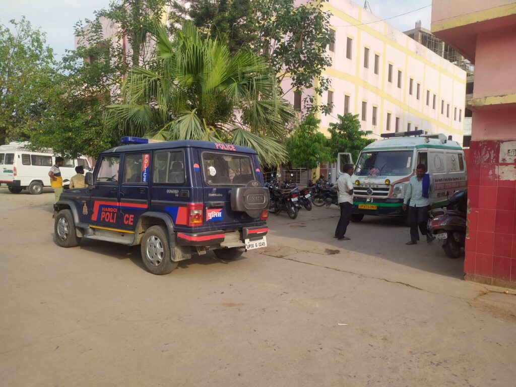 हरदोई थाना हरियावांं हलका एसआई रामशीष सिंह द्वारा महिला सीमा देवी को लात घुसा से मारकर किया बेहोश