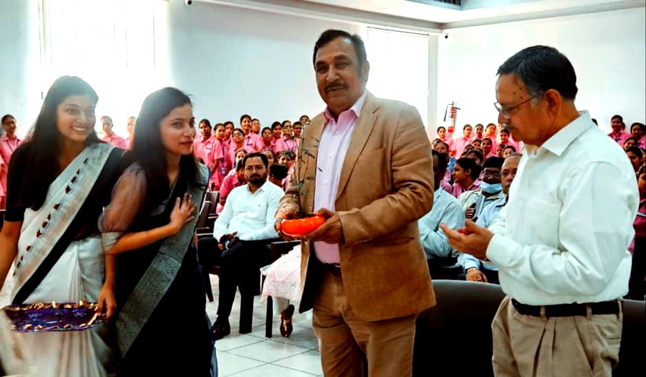 <em>नर्सिंग के लिए 'सेवाभाव जरूरी' का दिया गया सन्देश</em>