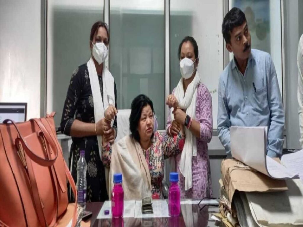 Assam: A female GST officer was caught accepting a bribe of 4,000 rupees, and over 6.5 million rupees were seized from her house.